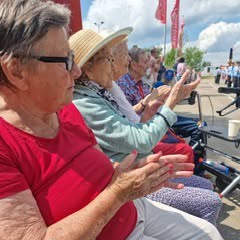 Besucher feiern gemeinsam 150. Jubiläum der Feuerwehr Besucher feiern gemeinsam 150. Jubiläum der Feuerwehr
