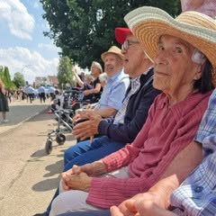 Besucher feiern gemeinsam 150. Jubiläum der Feuerwehr Besucher feiern gemeinsam 150. Jubiläum der Feuerwehr