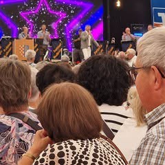 Besucher feiern gemeinsam 150. Jubiläum der Feuerwehr - Ausblick auf die Bühne Besucher feiern gemeinsam 150. Jubiläum der Feuerwehr - Ausblick auf die Bühne