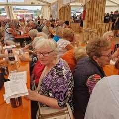Besucher feiern gemeinsam 150. Jubiläum der Feuerwehr Besucher feiern gemeinsam 150. Jubiläum der Feuerwehr